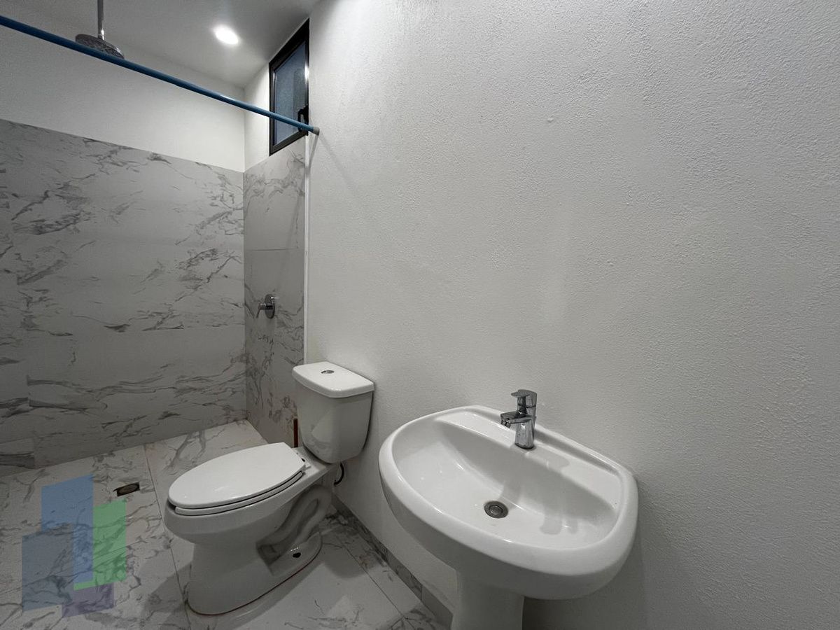 12 de 29: Baño del cuarto de servicio