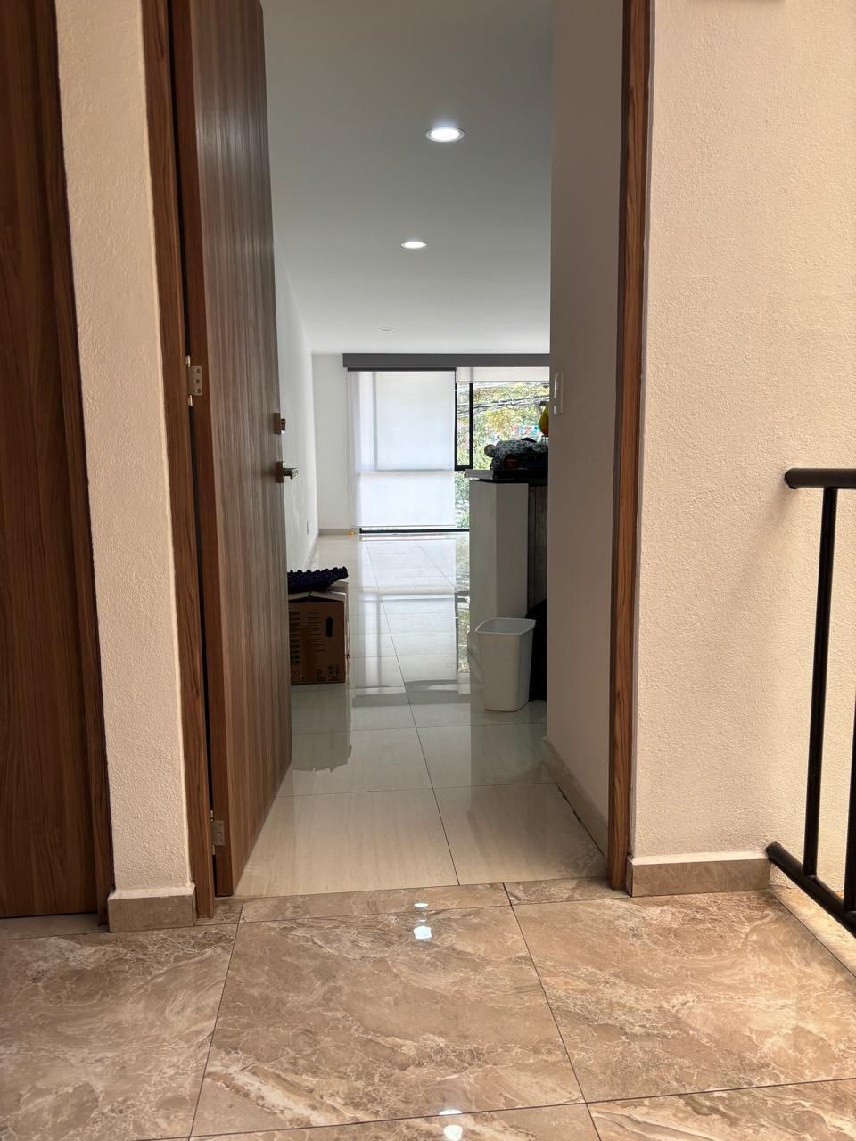 2 de 18: ENTRADA AL DEPARTAMENTO