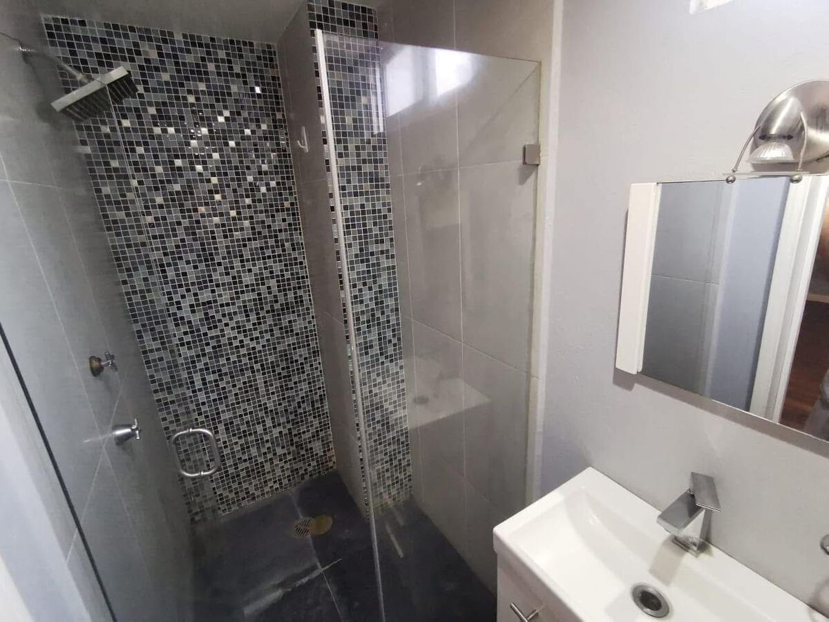 Baño de la recámara principal con ventilación natural
