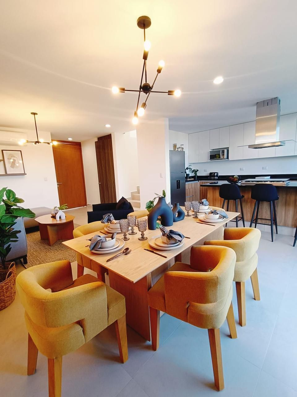 1 of 13: Comedor