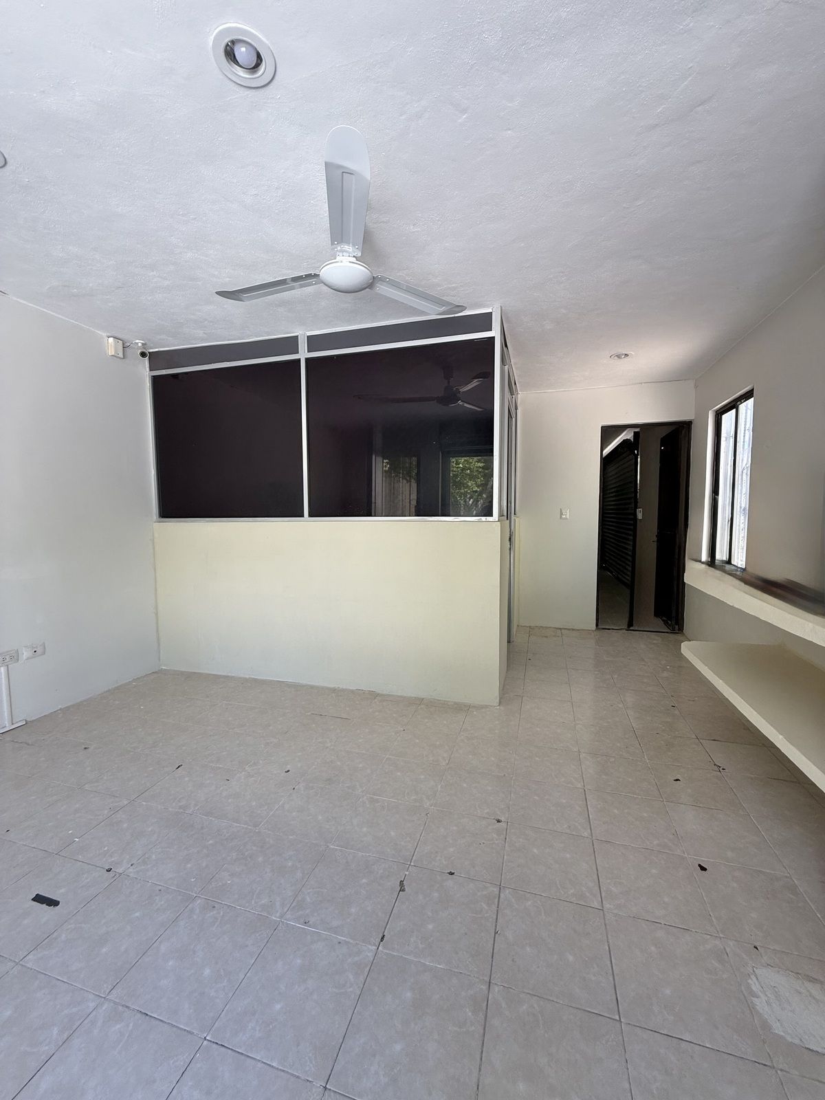 3 of 12: Oficina delantera con privado