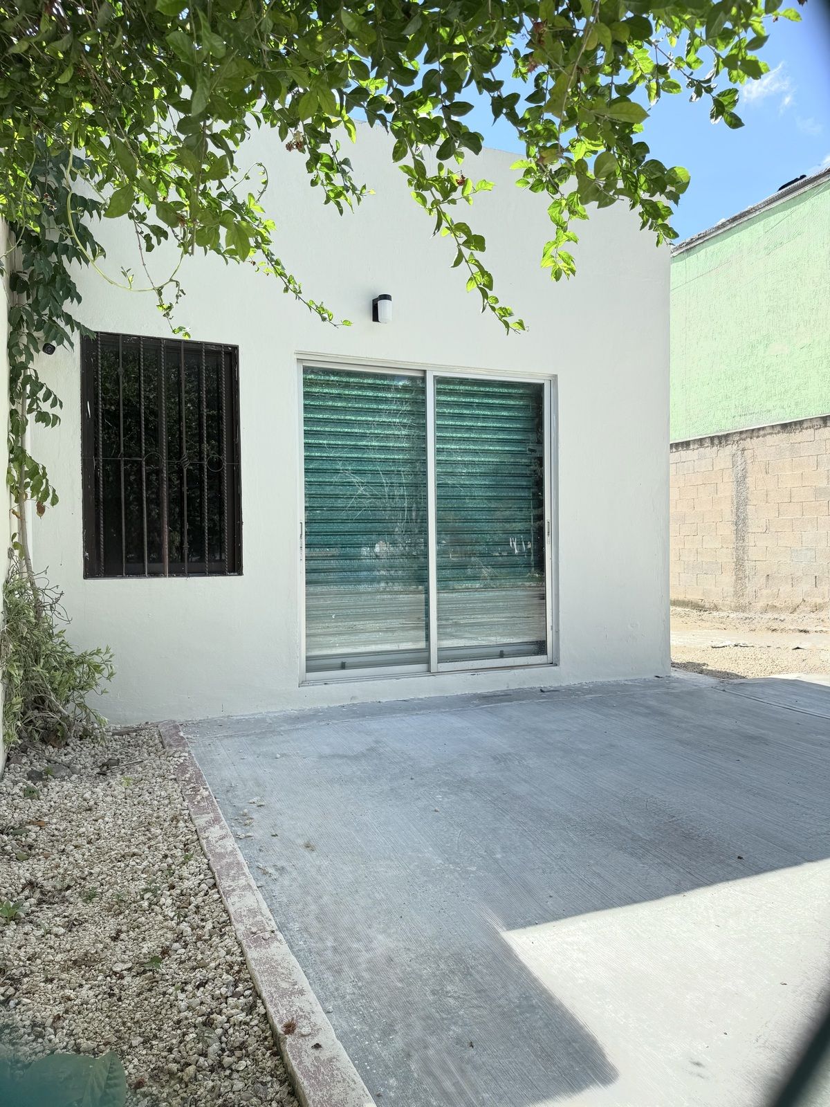 1 of 12: Fachada