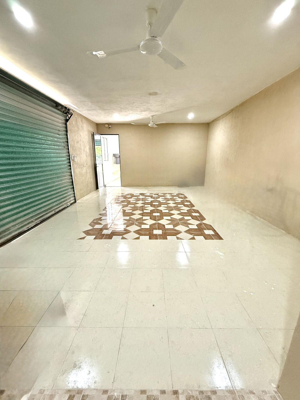 7 of 12: Oficina trasera / bodega