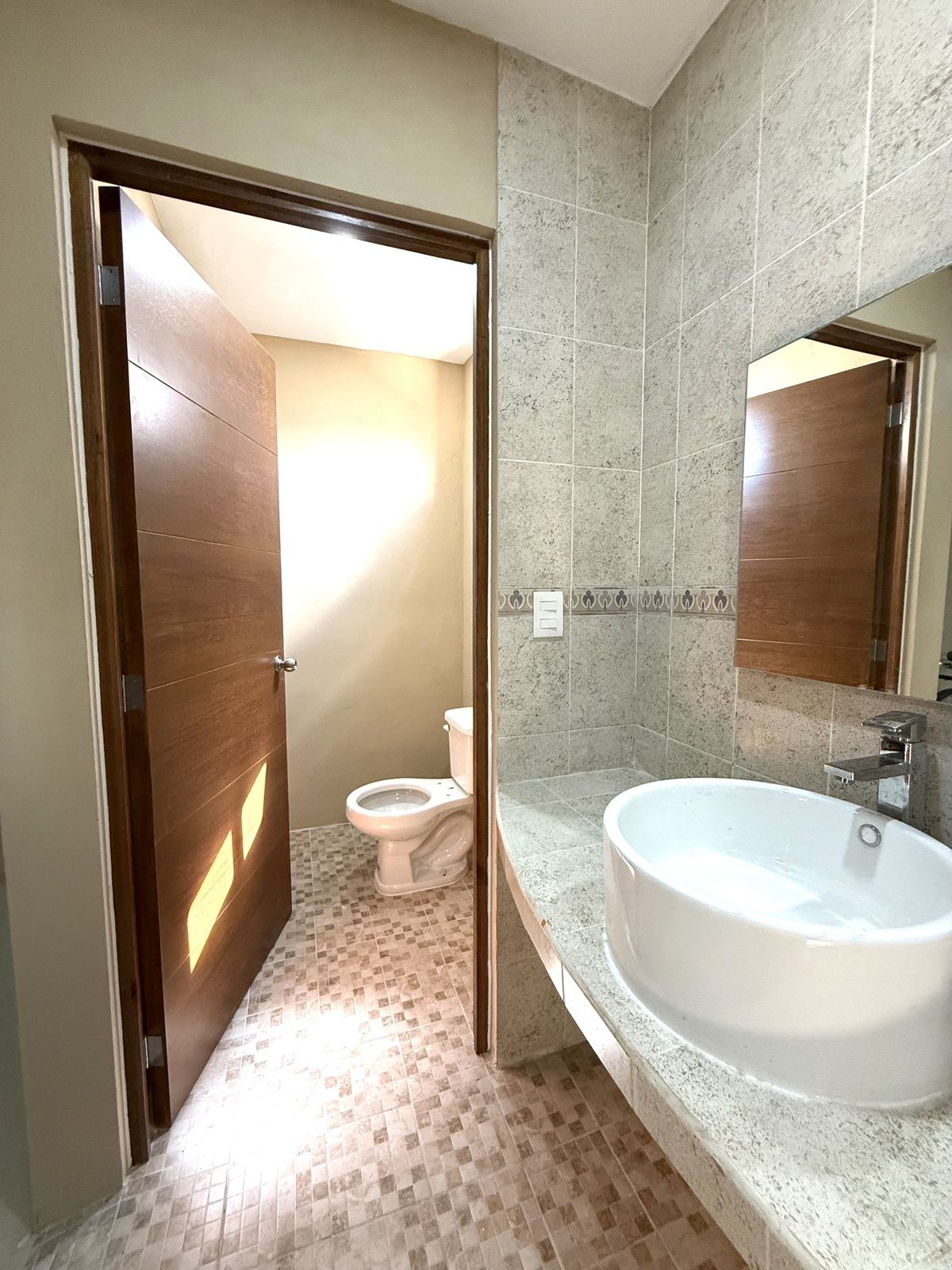 9 of 12: 1/2 baño con lavabo