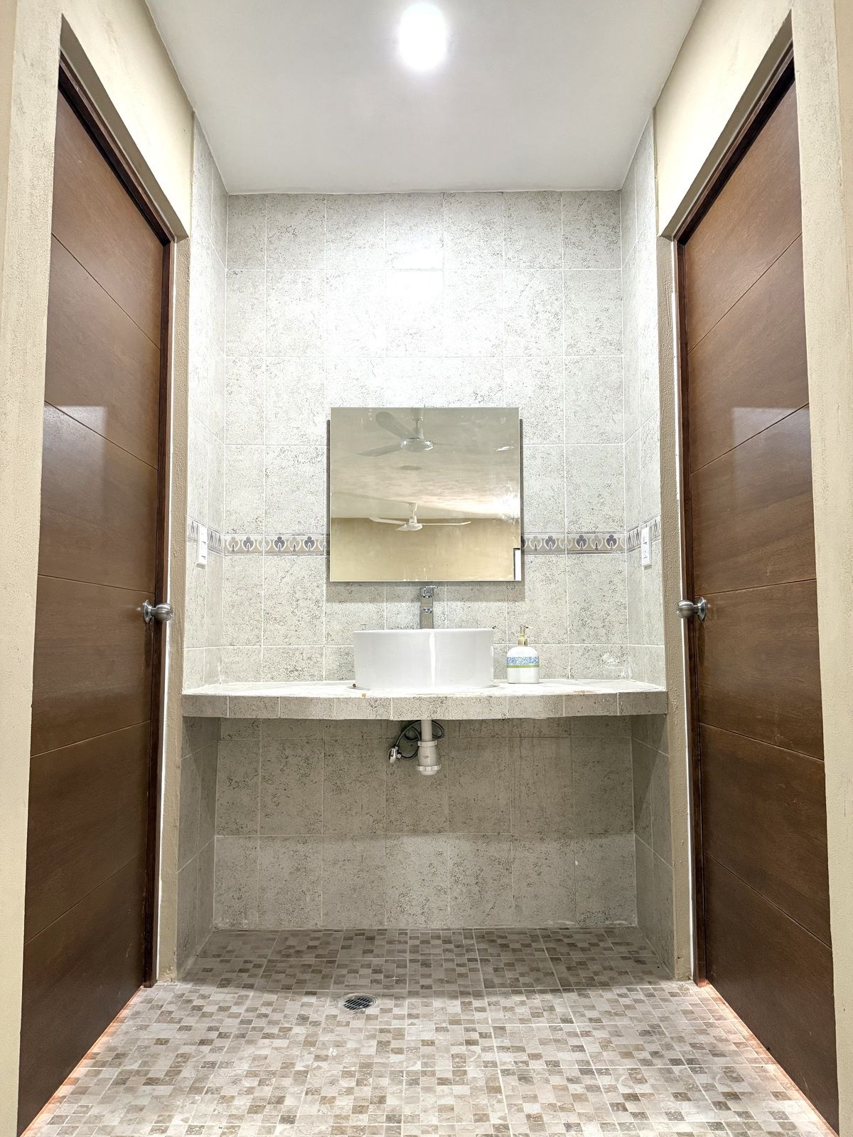 8 of 12: Lavabo común y medios baños