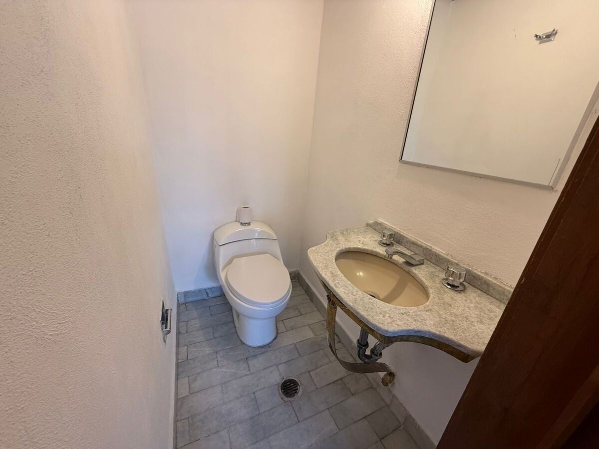 10 de 19: Baño de visita