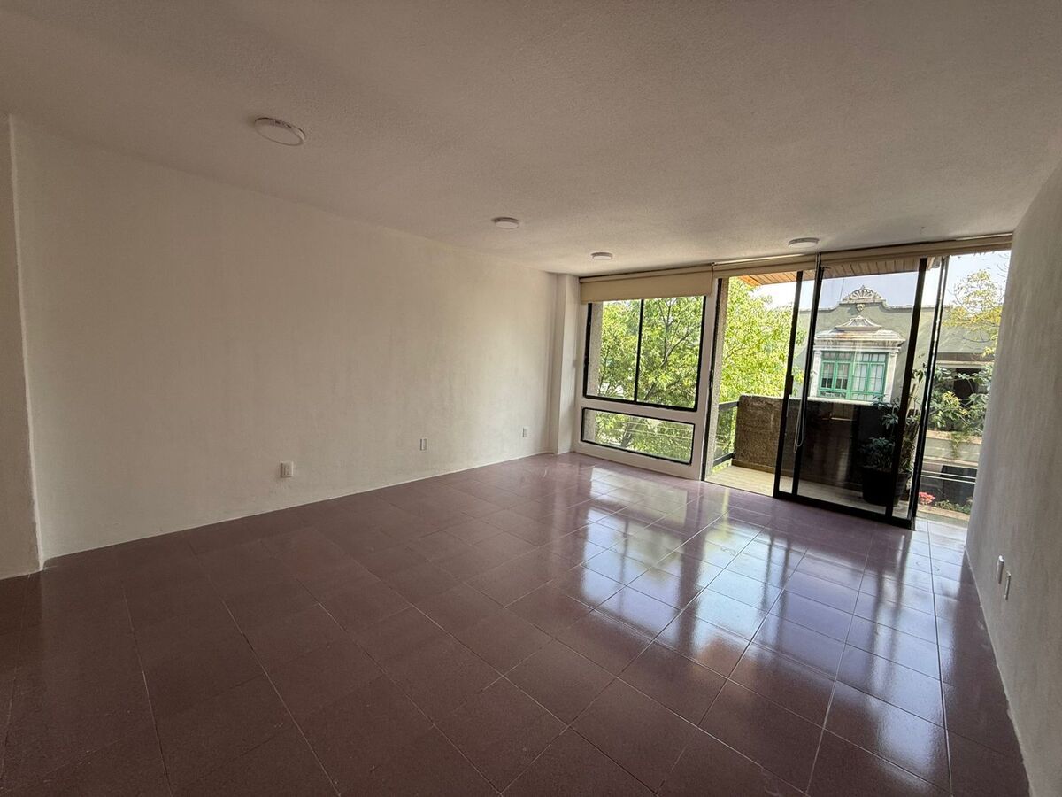 9 de 19: Vista Sala-comedor desde baño.