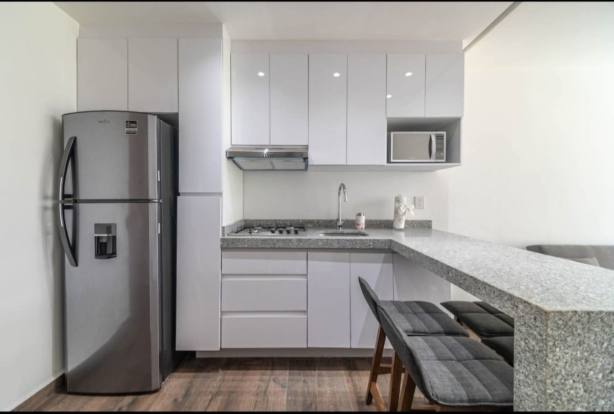 2 de 21: Modern kitchen: sleek design, granite, fully equipped.