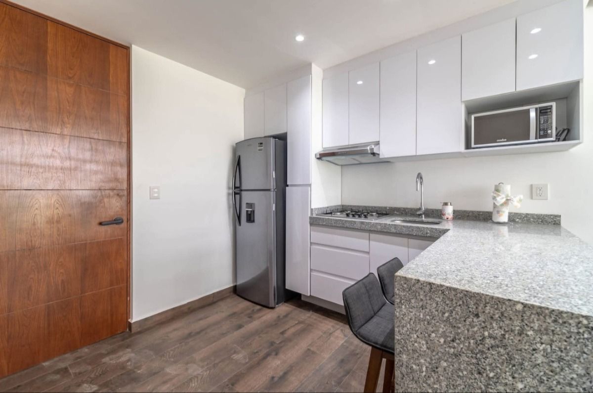 4 de 21: Modern kitchen: sleek design, granite, fully equipped.