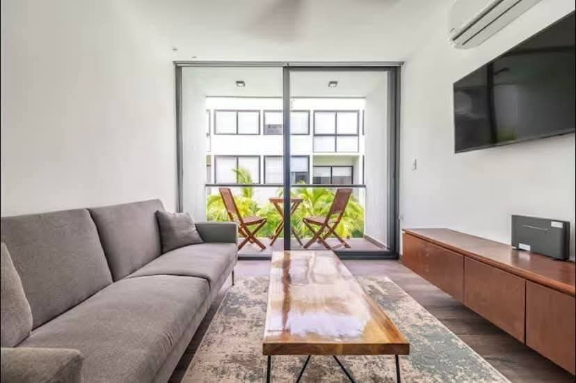 5 de 21: Living room with balcony view, modern and bright.