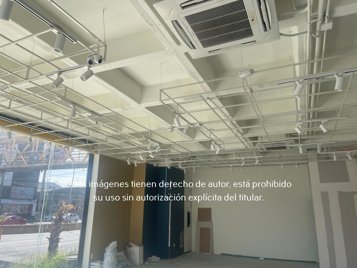 2 de 4: Local en Renta en Plaza Comercial en Garza Sada