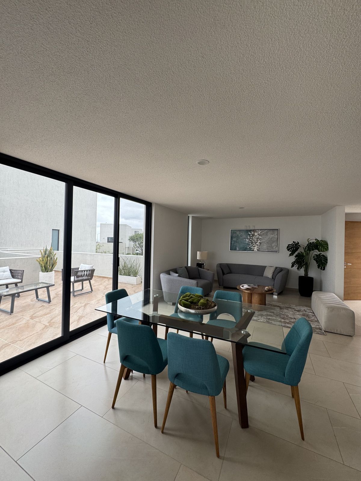 1 of 13: Sonido ambiente en sala-comedor