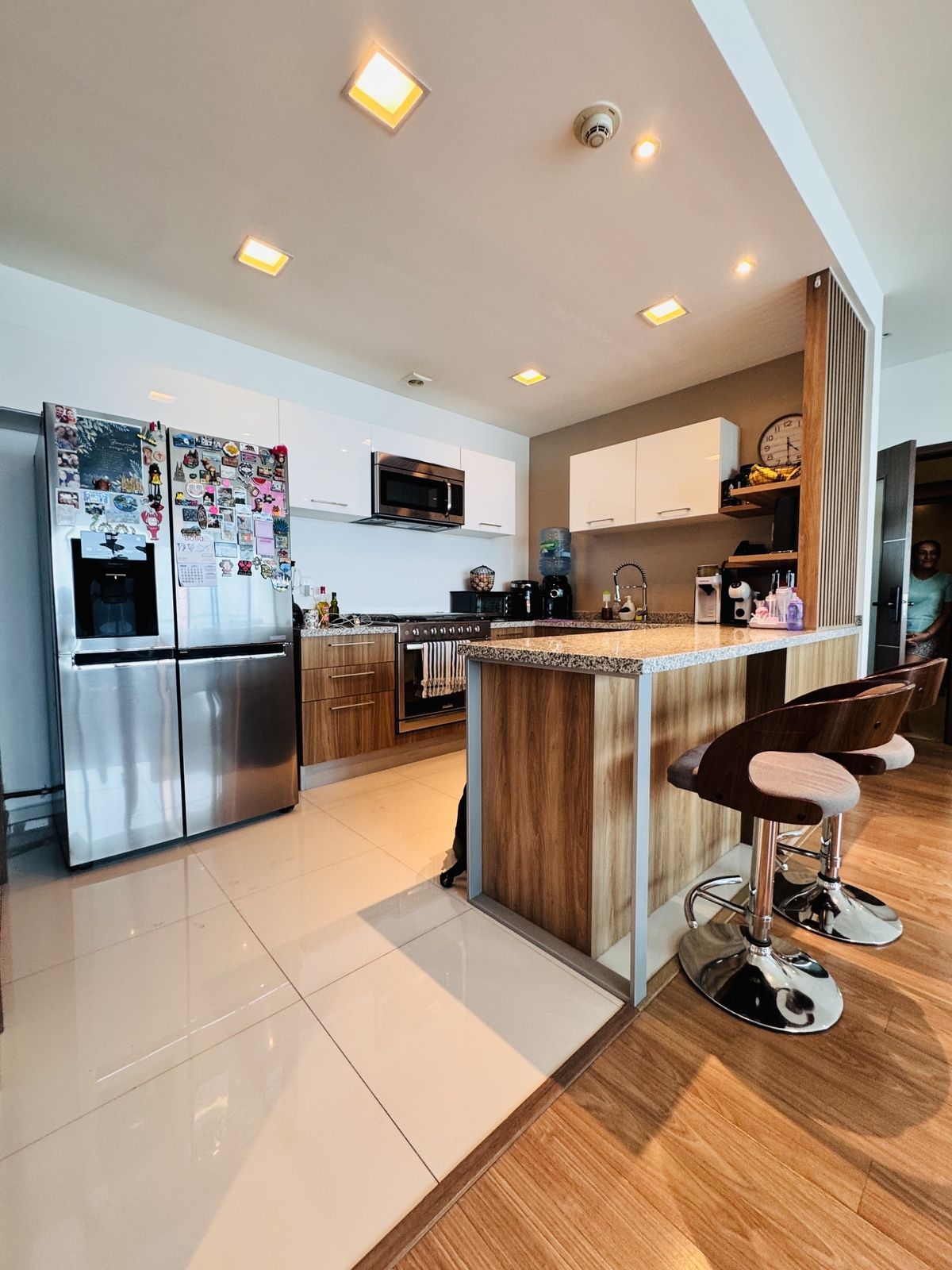 9 of 38: Cocina con desayunador