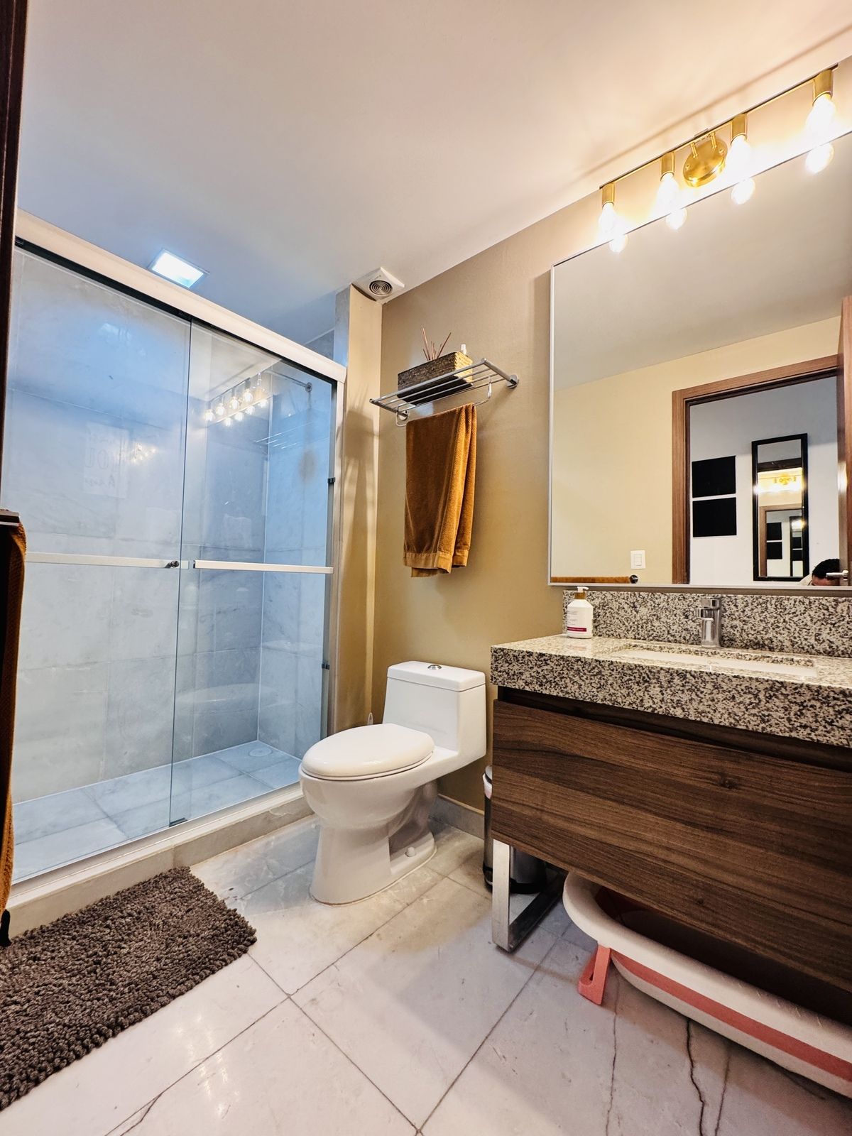 20 de 38: Baño completo recámara secundaria.