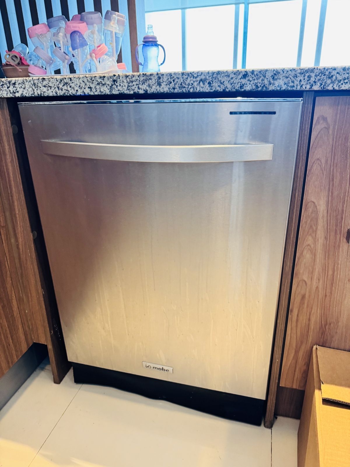 12 de 38: Lava vajillas en cocina.