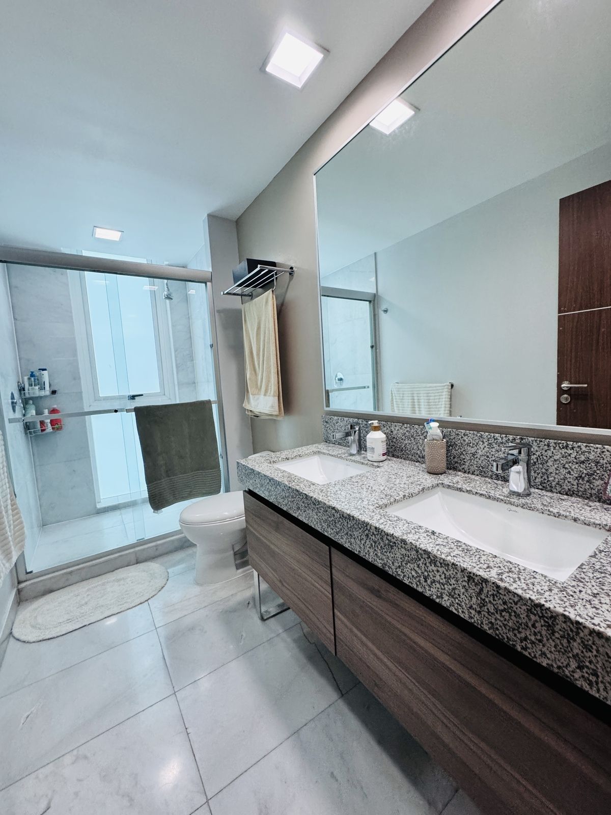 17 de 38: Baño rec principal con doble lavabo