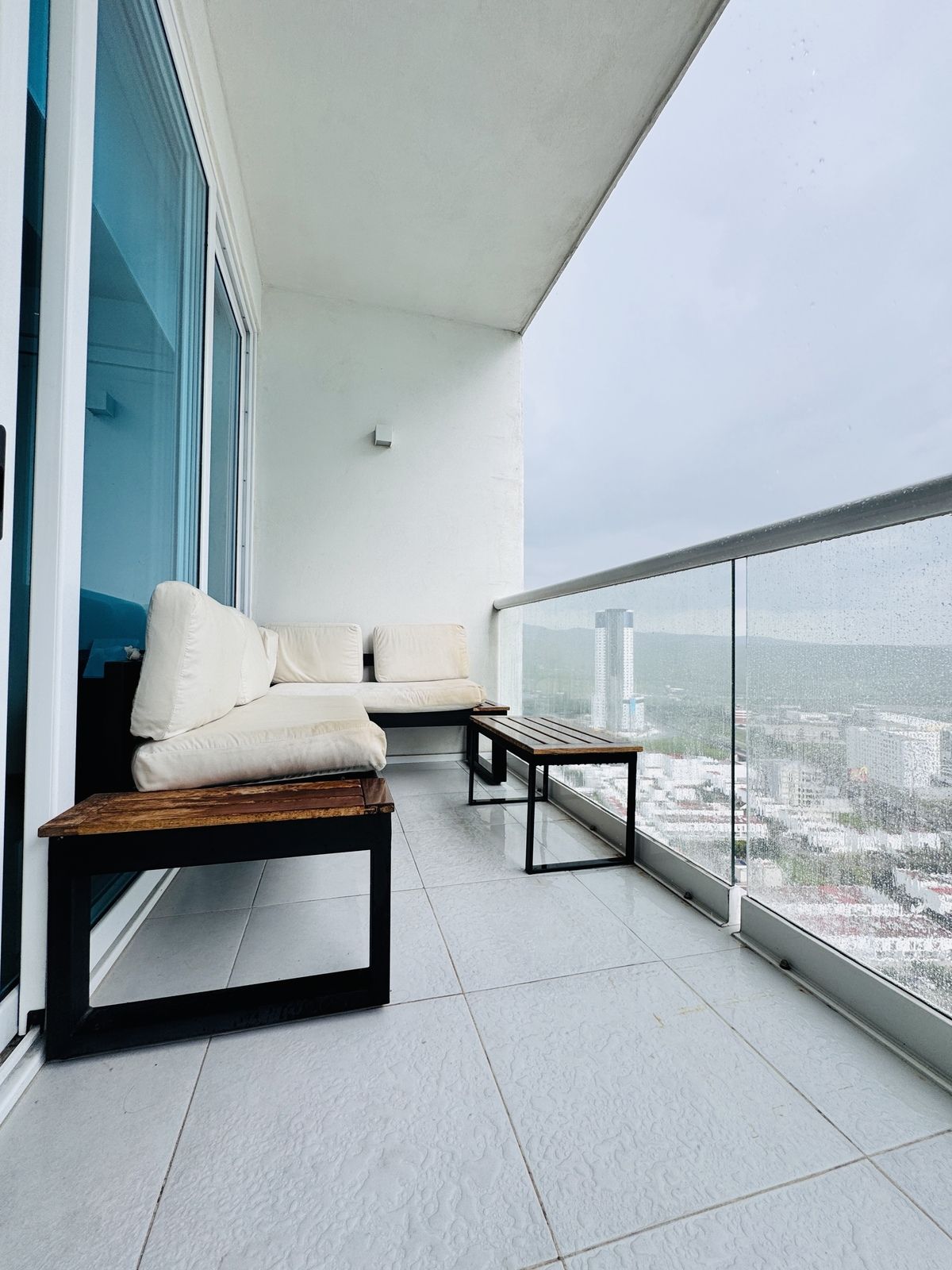 21 de 38: Sala de exterior en terraza con vista a la ciudad.
