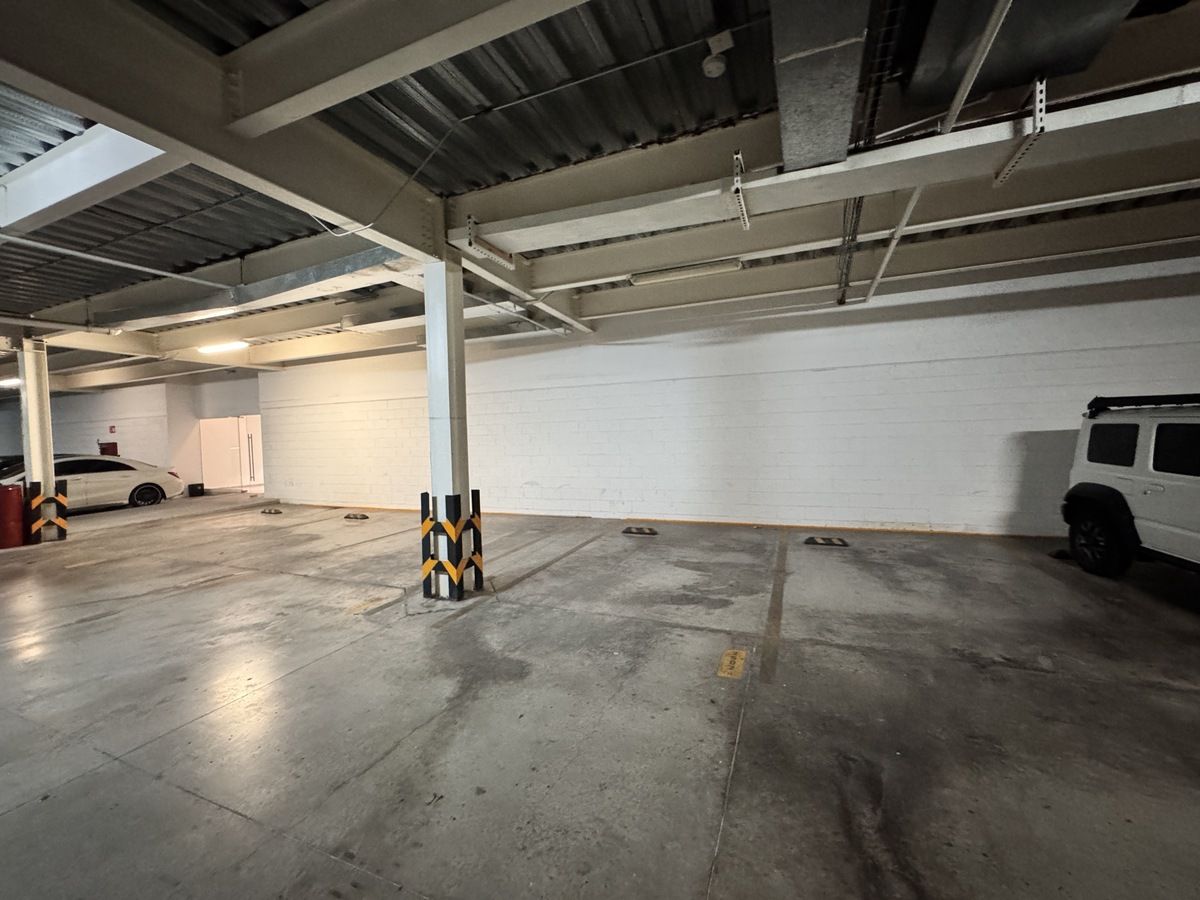 27 de 38: Estacionamiento techado.