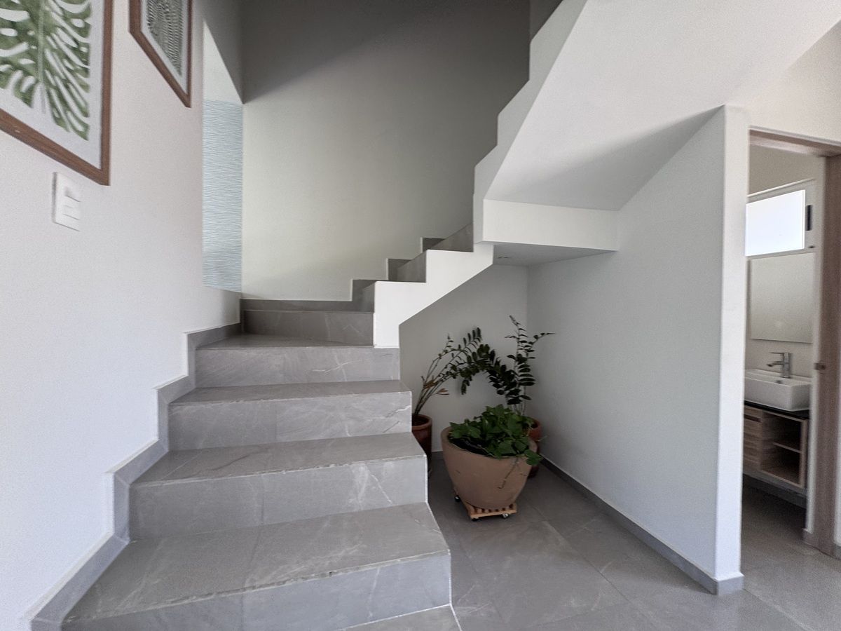 2 of 17: ESCALERAS