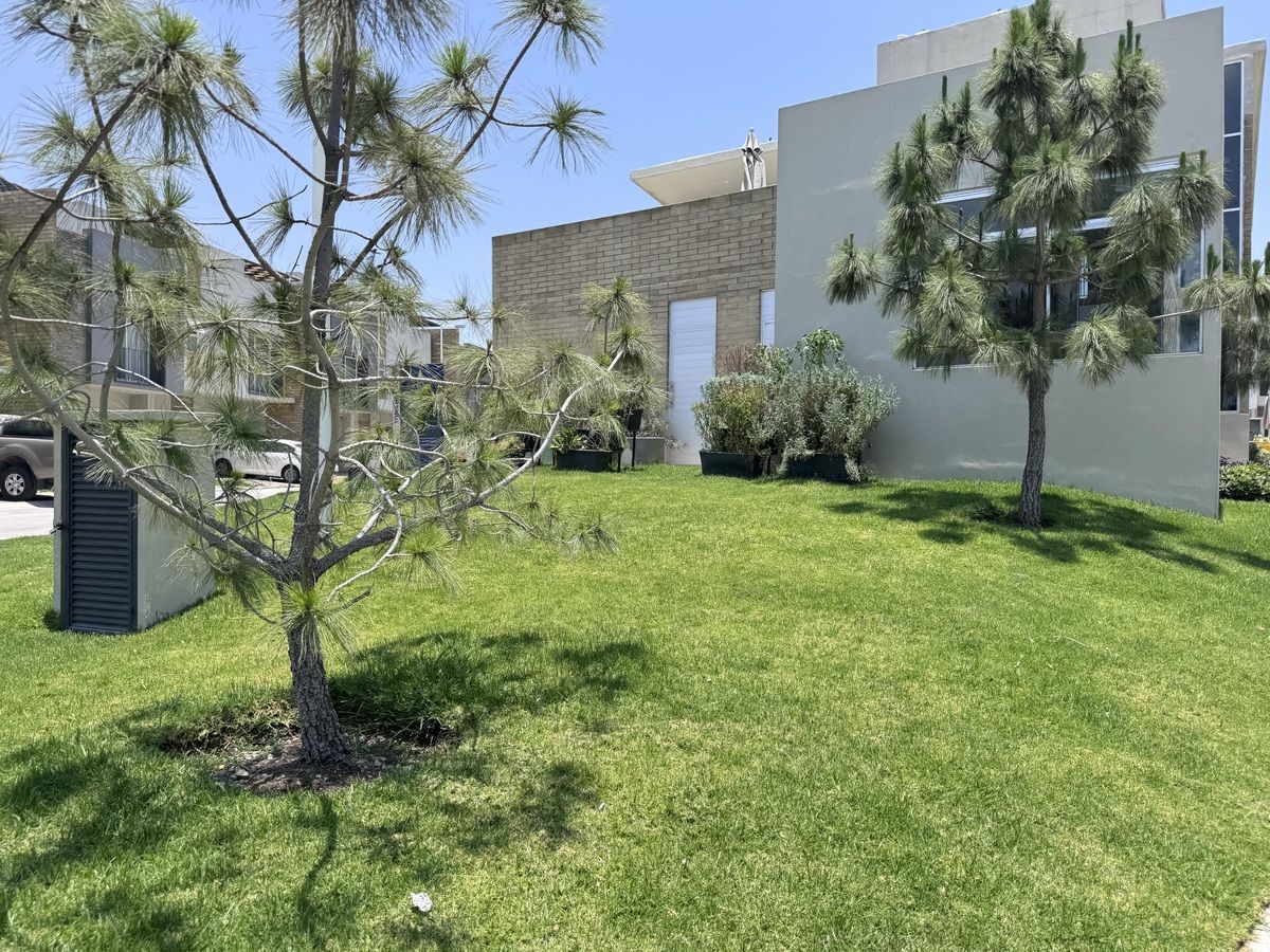 13 of 17: JARDIN CASA CLUB