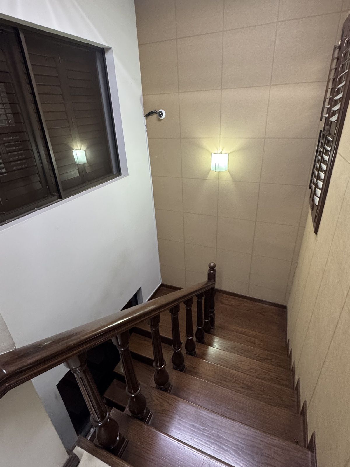 3 de 24: Acceso controlado a oficinas en planta alta