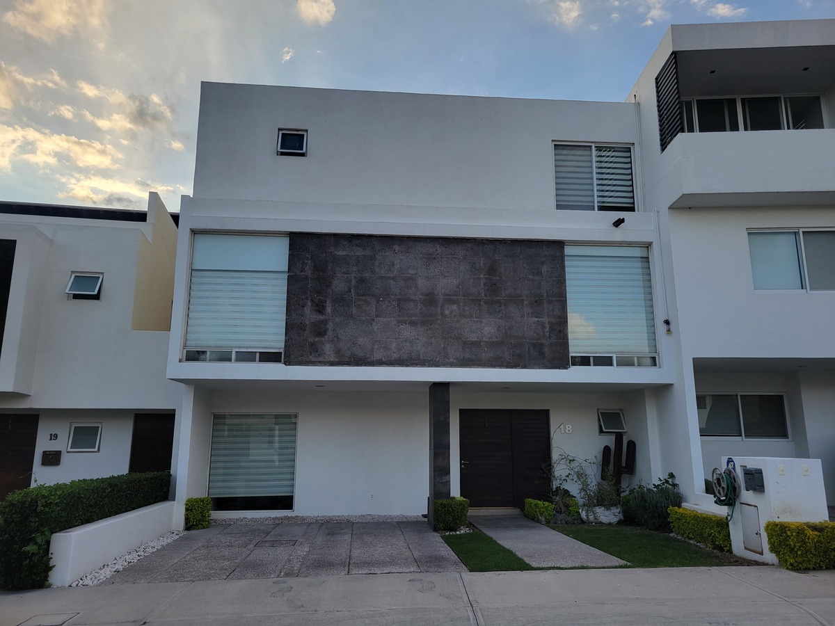 1 of 10: fachada