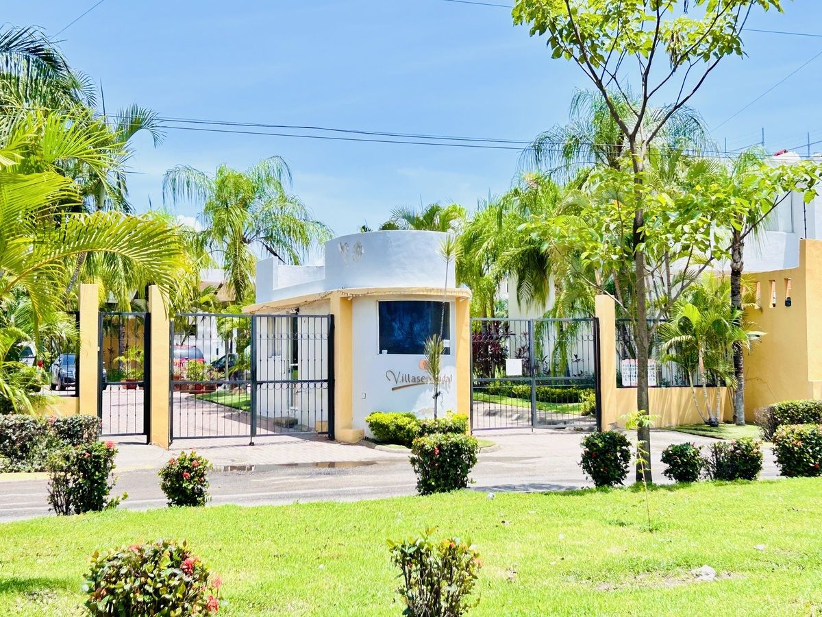 3 of 40: Entrada al condominio privado con seguridad 24/7