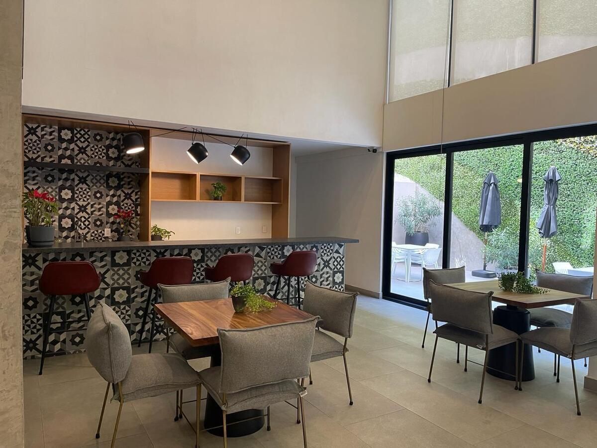 11 of 12: Salón de usos múltiples con barra y terraza