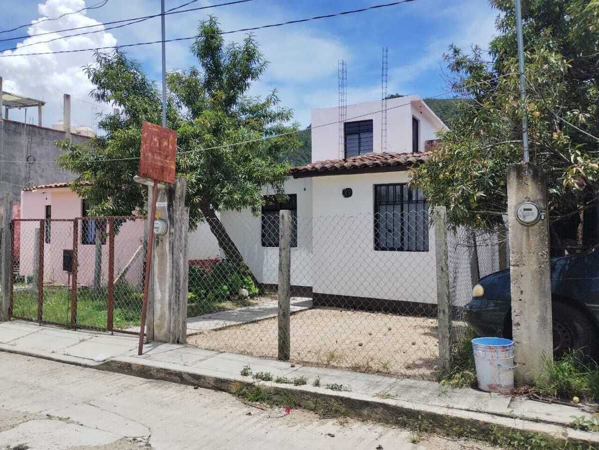 1 of 18: Fachada