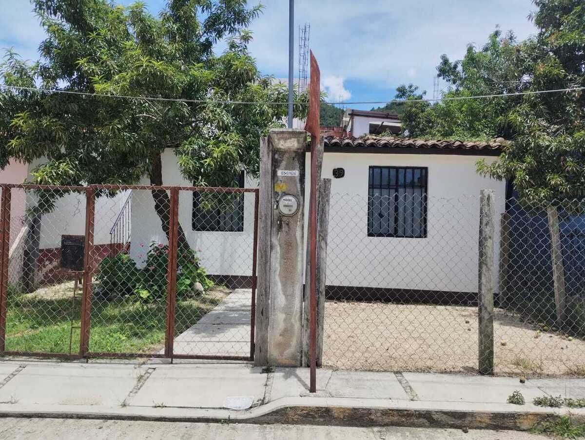 2 of 18: Fachada