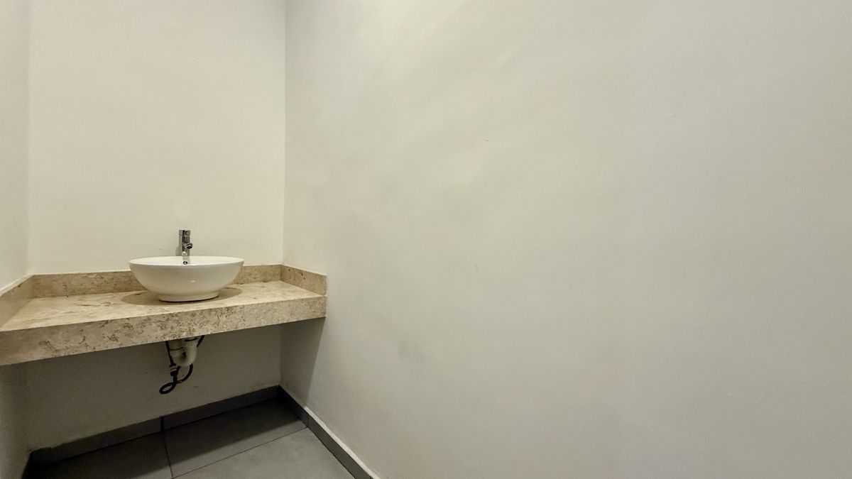 4 of 26: 1/2 baño para visitas