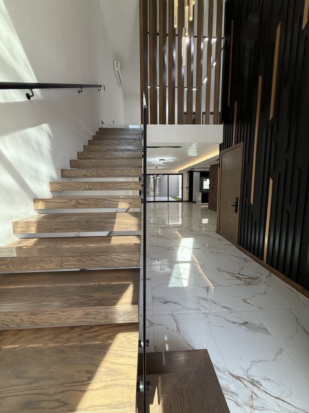 5 of 32: Escaleras flotantes con huellas de madera de encino