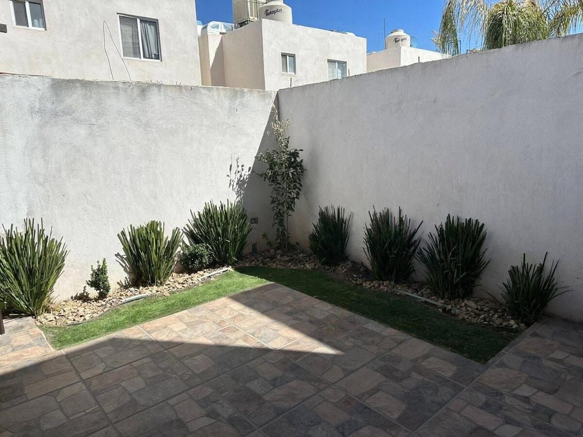 3 of 8: Jardin parte trasera