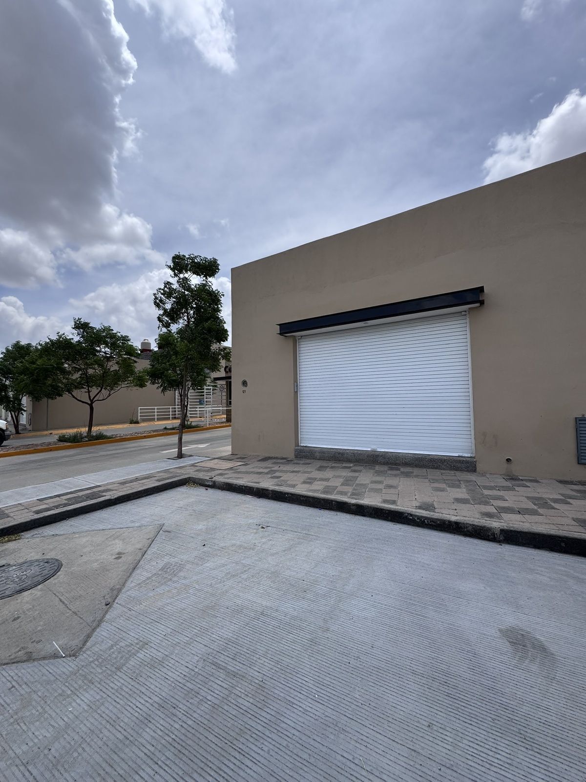 1 de 4: Fachada local 121