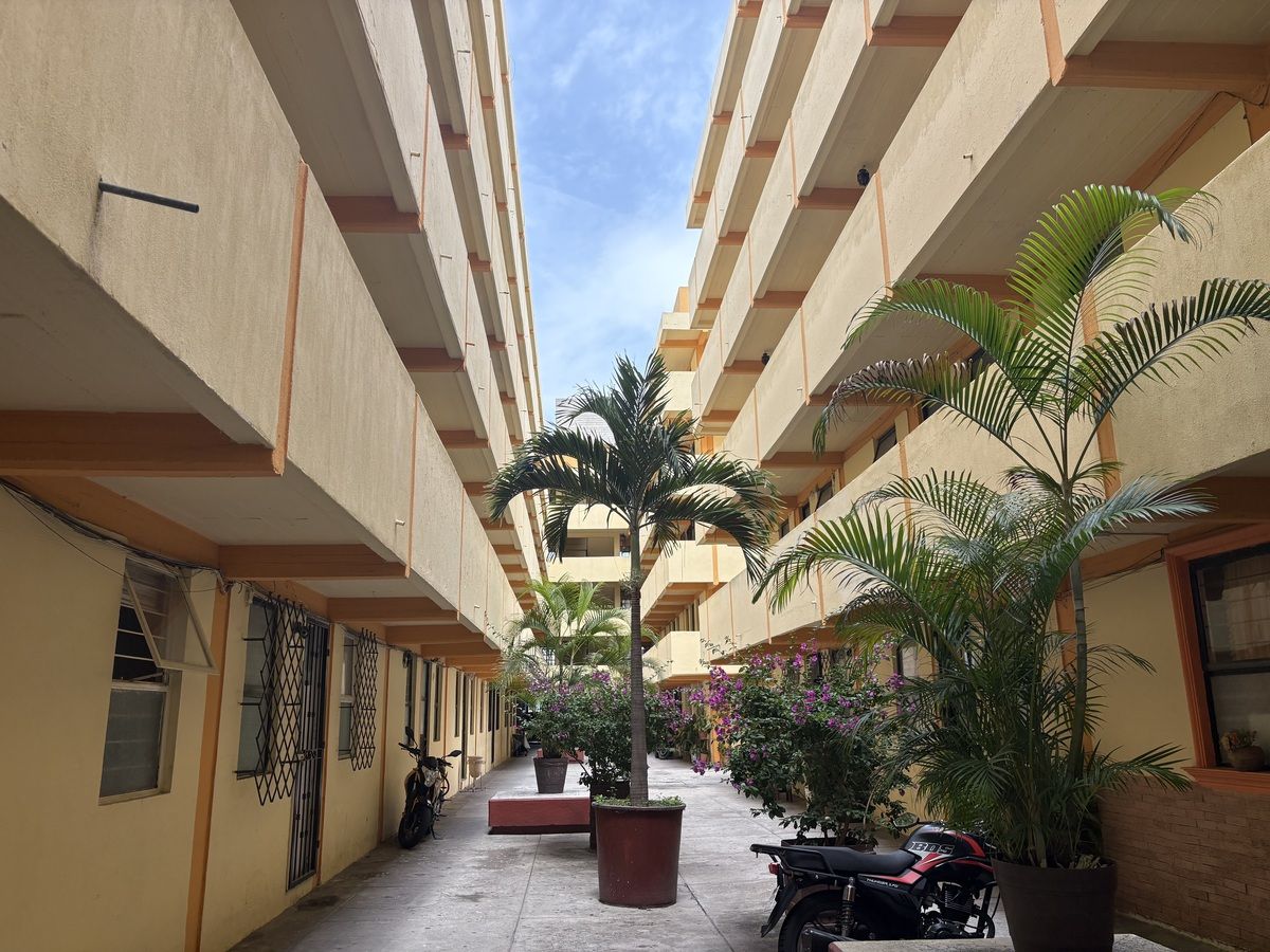 1 of 8: Patio central