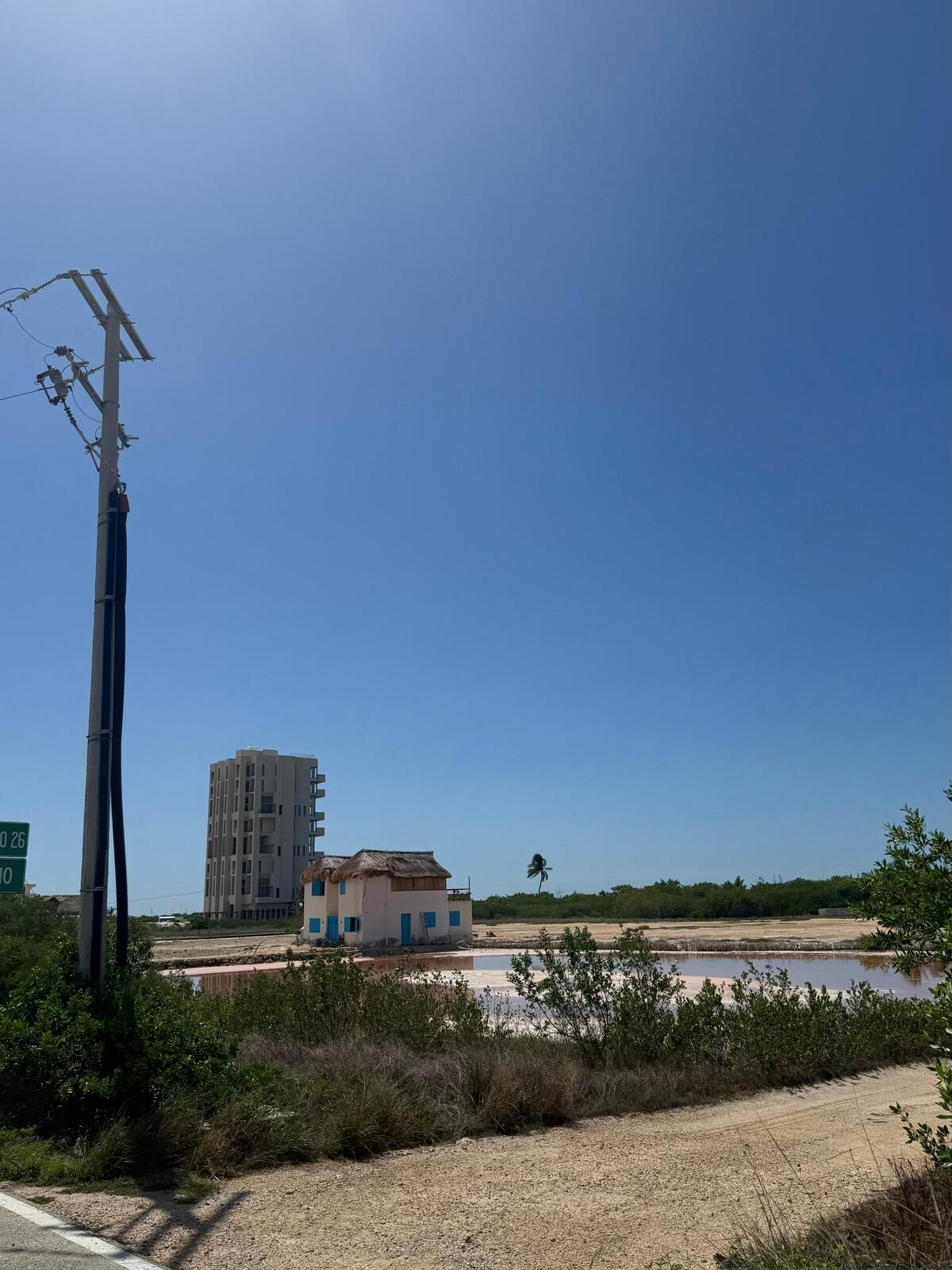 2 of 8: Calle de acceso de los terrenos, se identifica por el poste