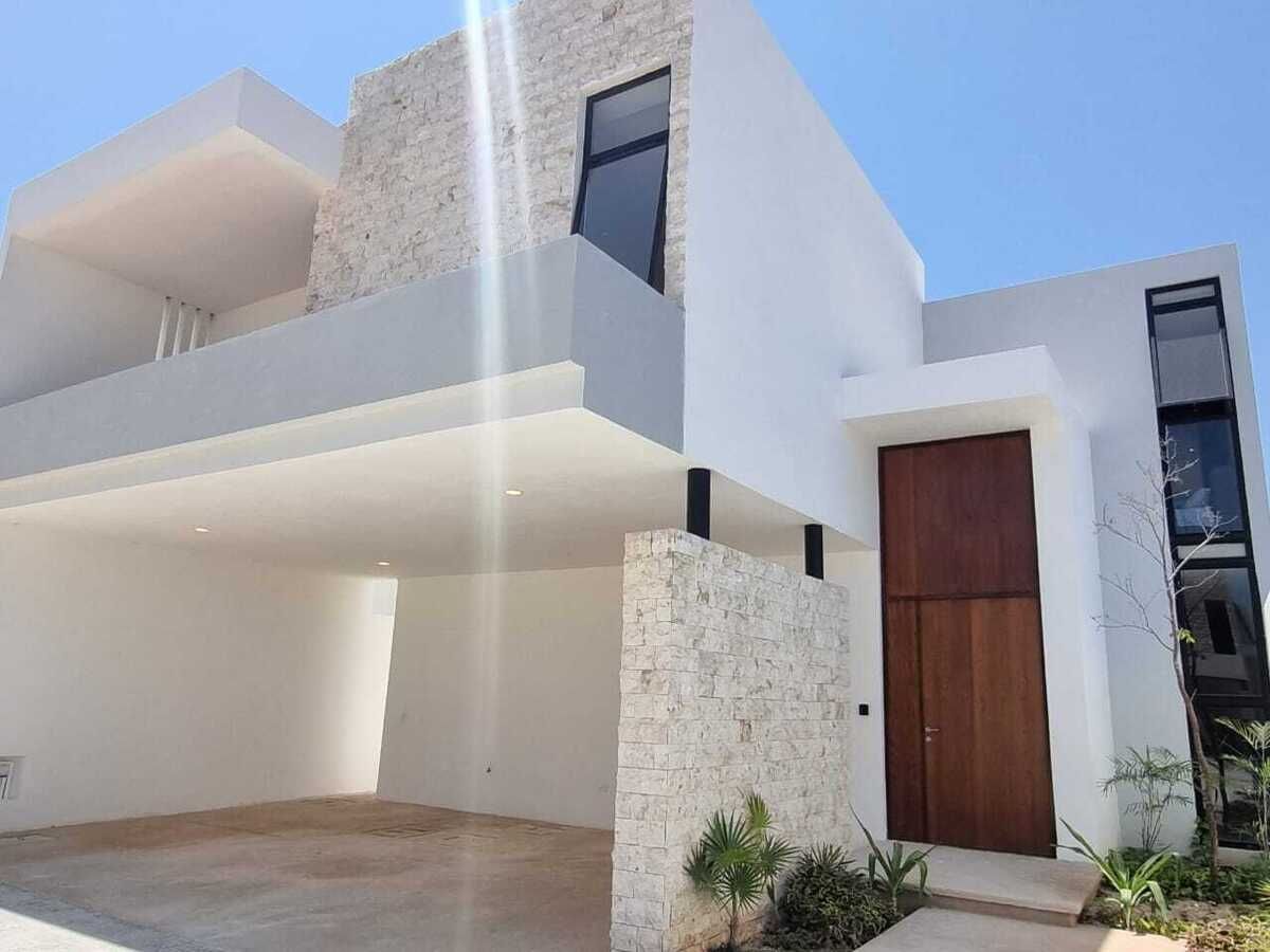 1 of 12: Fachada Principal
