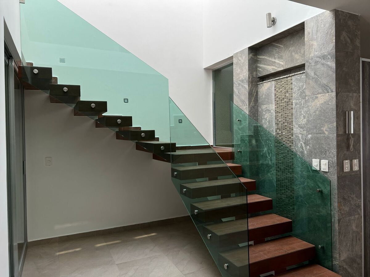 2 of 17: Escaleras principales