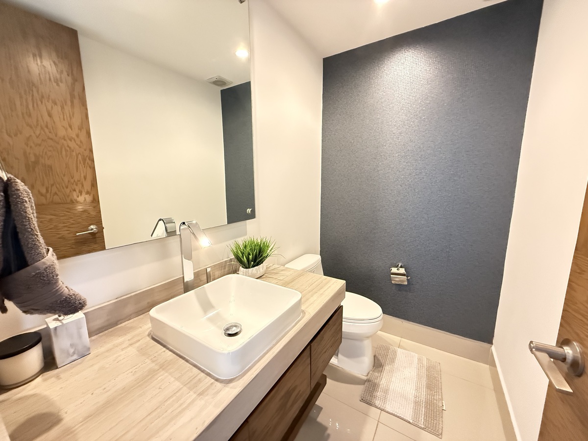 9 de 39: Medio baño de visitas