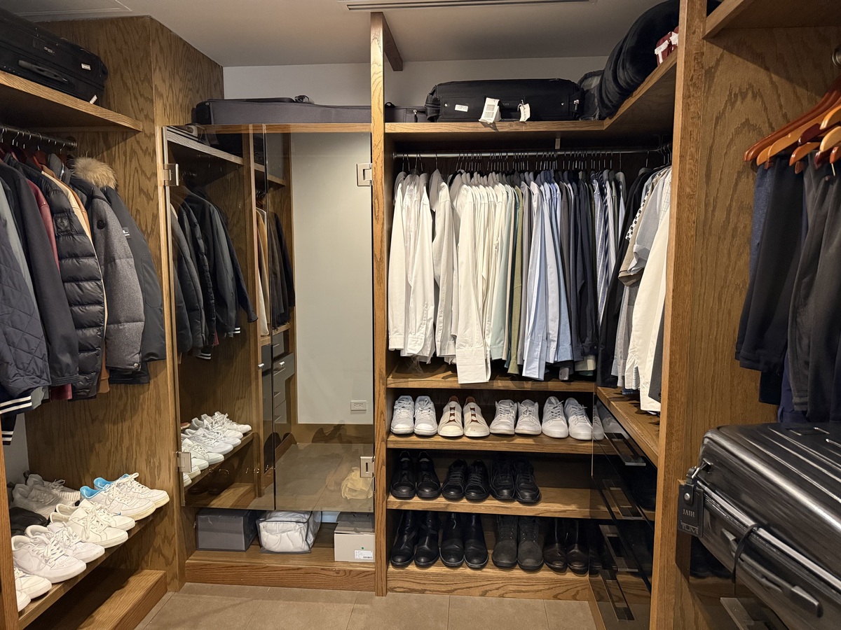 21 de 39: Wlaking closet de madera de encino