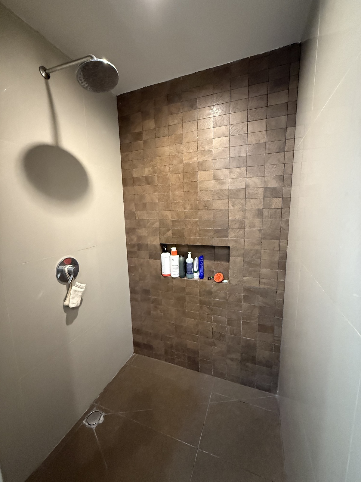 24 de 39: Regadera con nicho para colocar shampoo y jabon