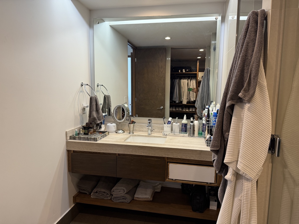 26 de 39: Lavamanos con mueble flotado y espejo