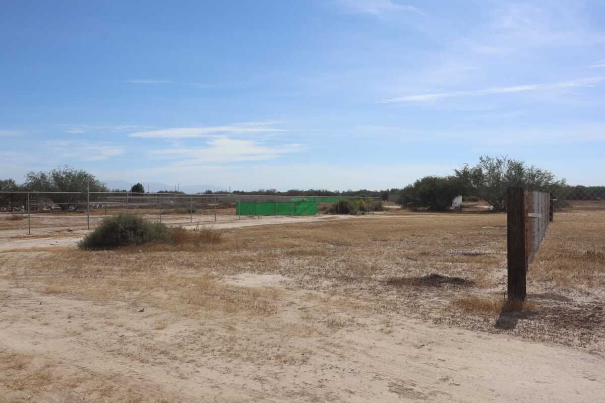 7 de 9: LOTE 107 , MALLA A LOS LADOS