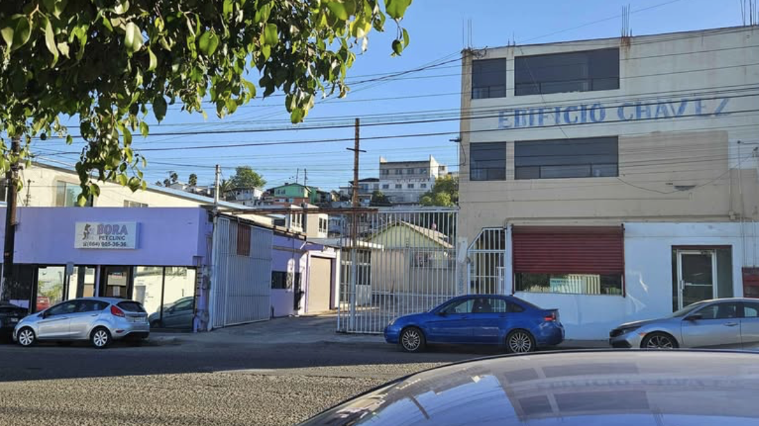 5 of 5: Fachada desde calle 6ta