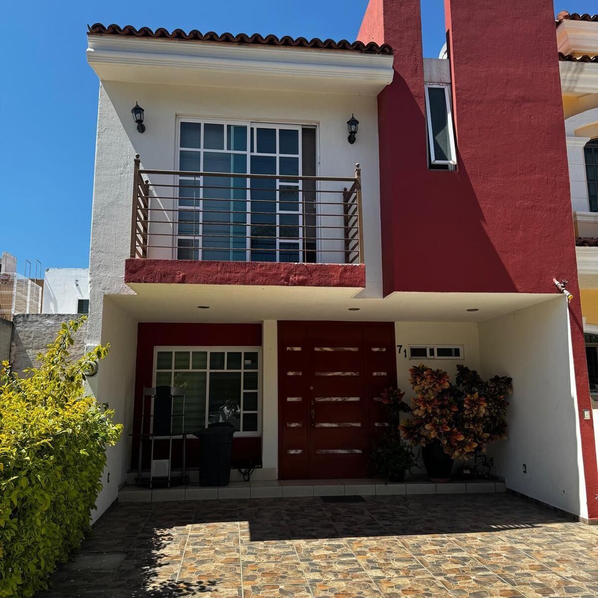 1 of 17: FACHADA