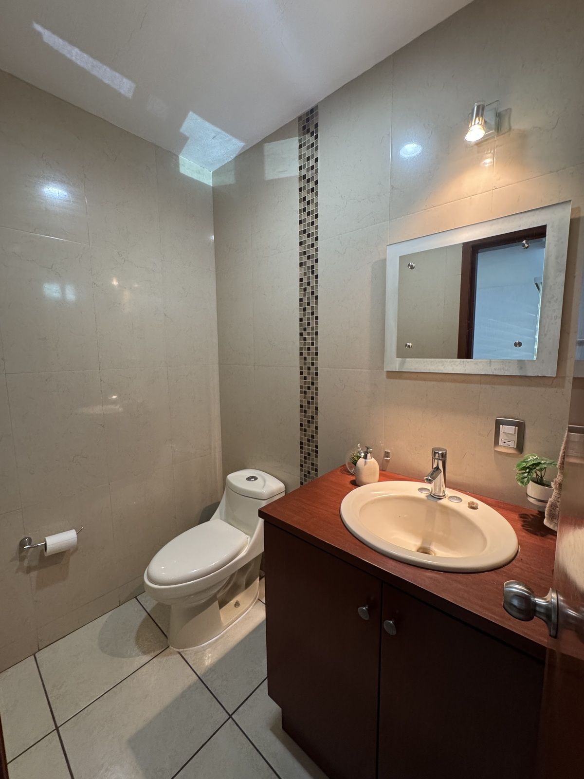 7 of 17: Medio baño