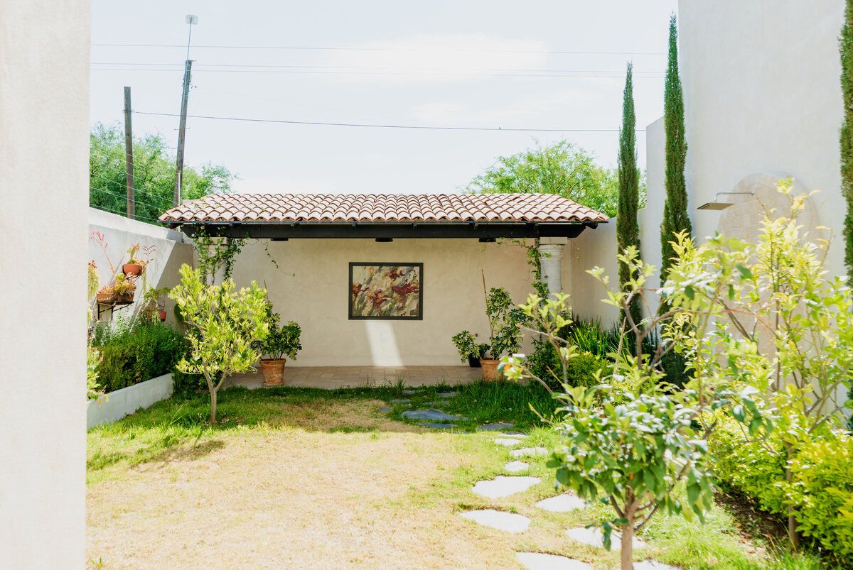2 of 23: Excedente de terreno con jardín con pérgola y regadera