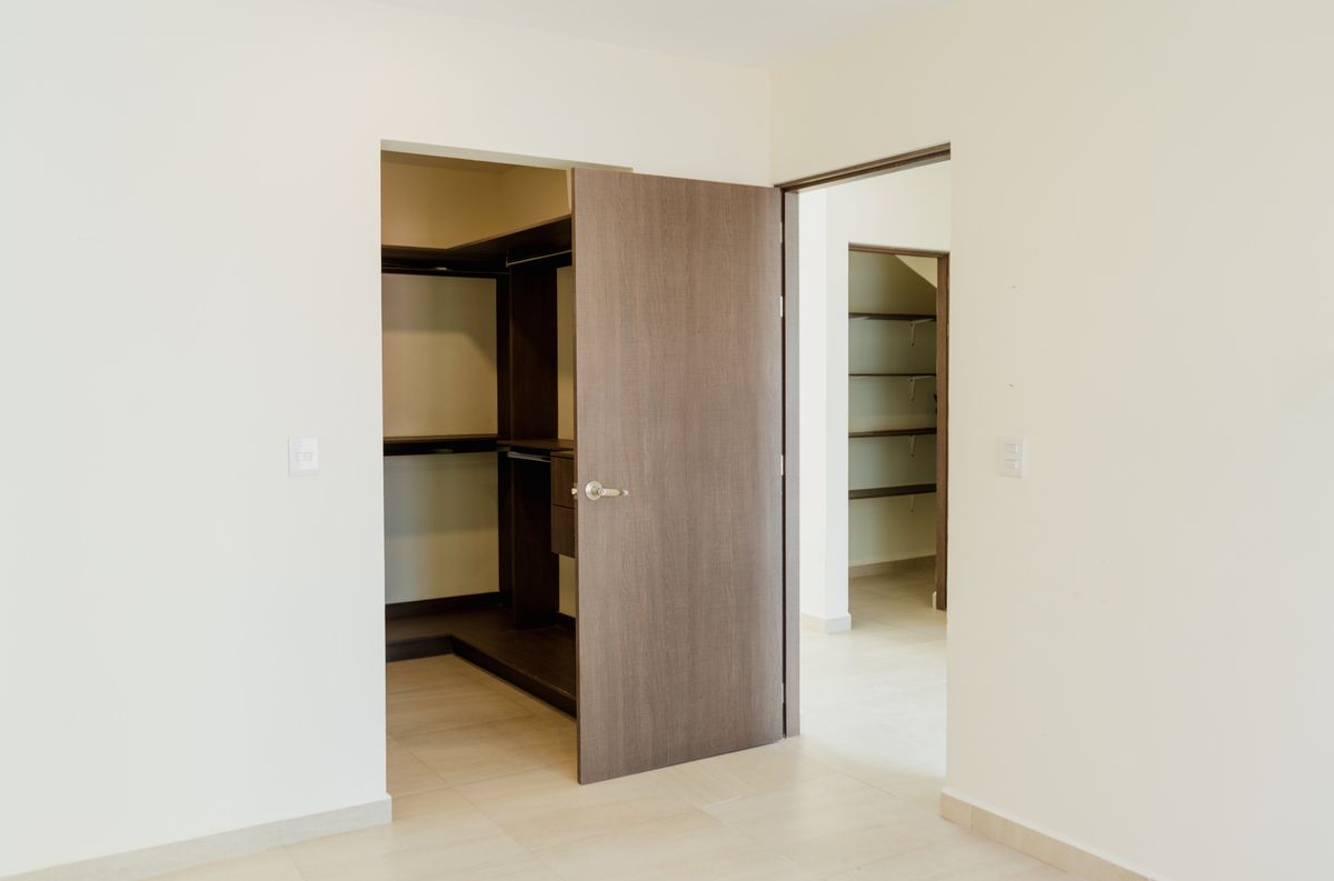 5 de 21: Recamara principal con vestidor y baño