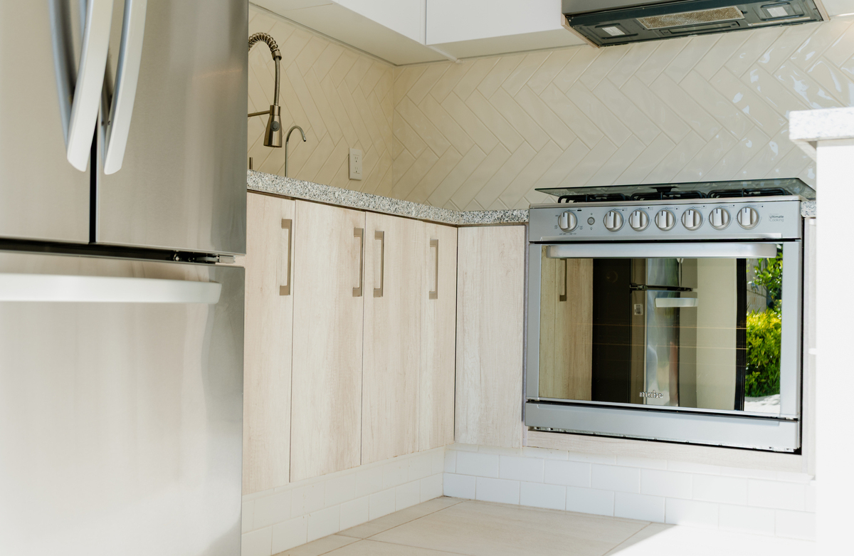 16 of 23: Cocina equipada con refri, horno y purificador de agua