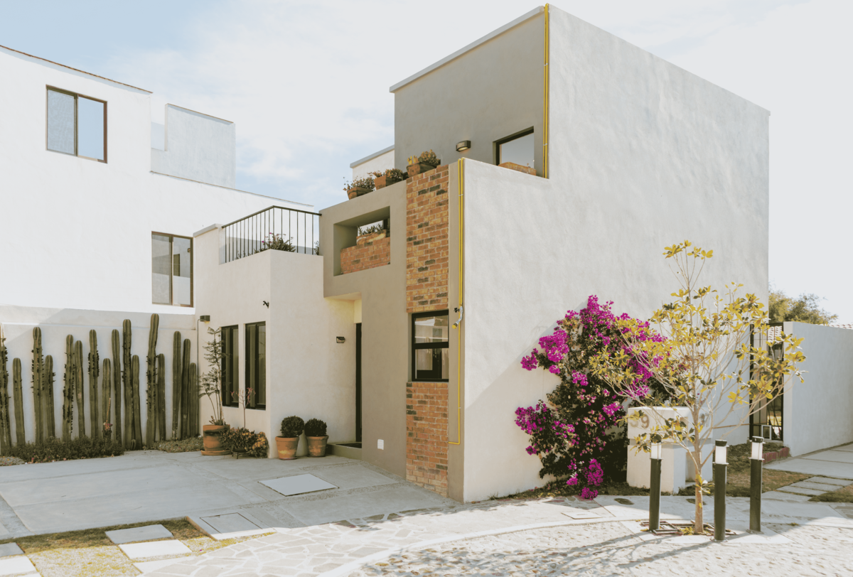 4 of 23: Casa en esquina, sin vecinos
